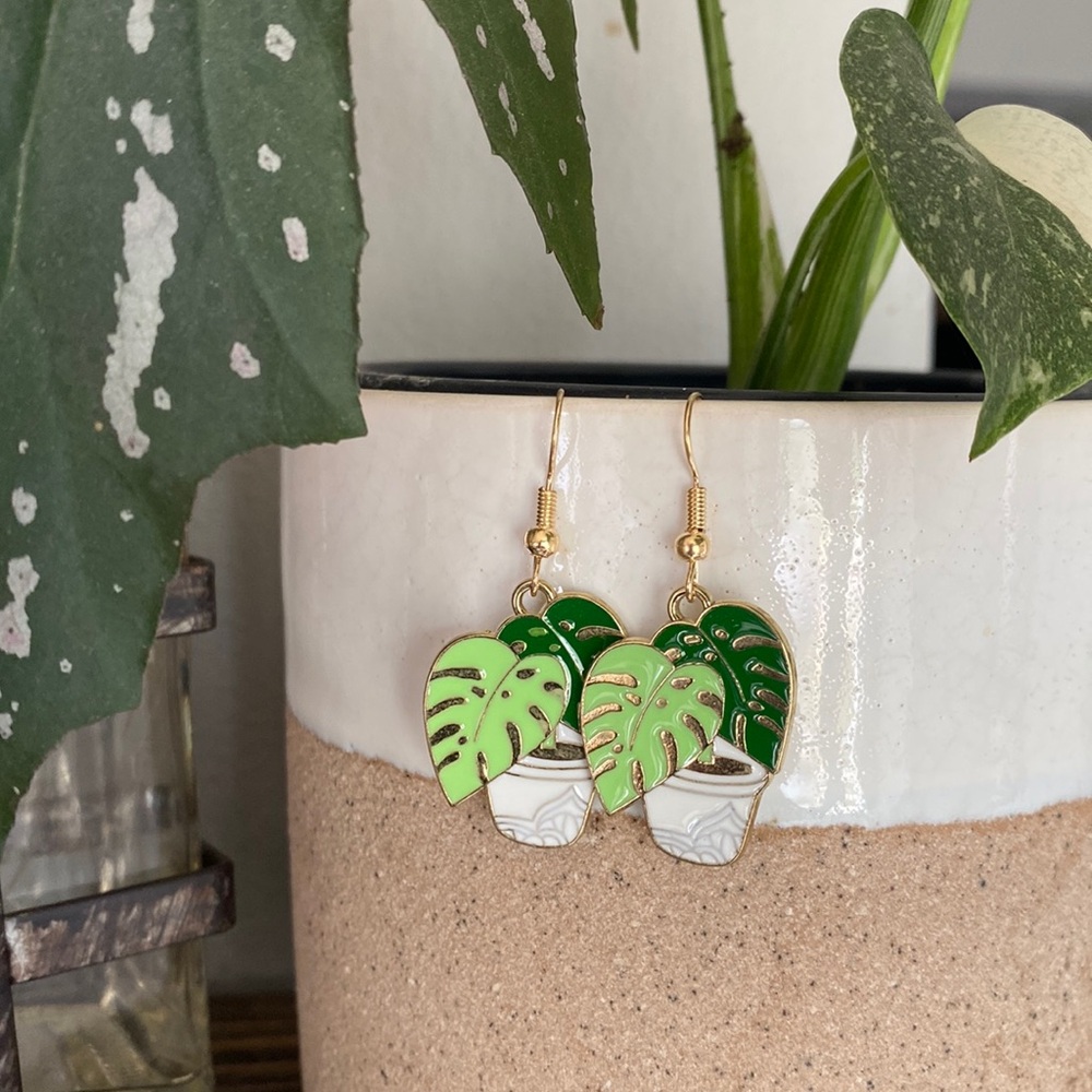 ⭐️ 2/$20 earring sets ⭐️ Enamel monstera house plant earring set NEW